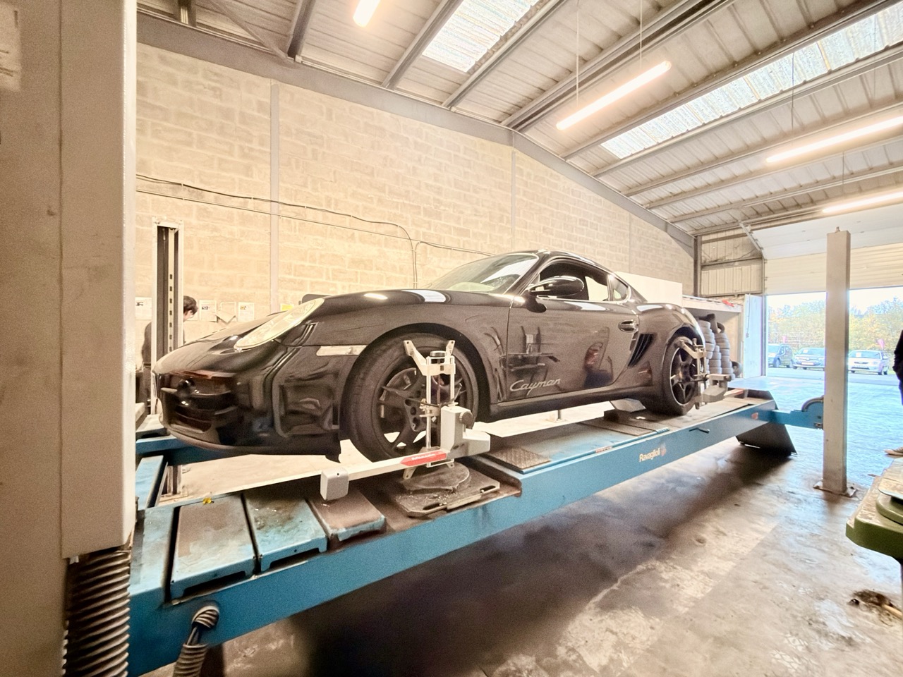 Mécanicien Auto Services en intervention dans l'atelier à Landévant